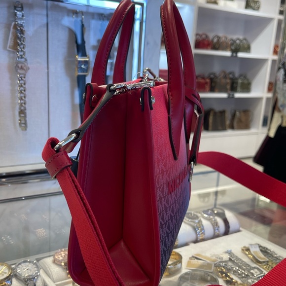 MICHAEL KORS Mirella Sm Ombré Signature Logo Crossbody
Dark Raspberry Multi
NWT - Picture 5 of 16